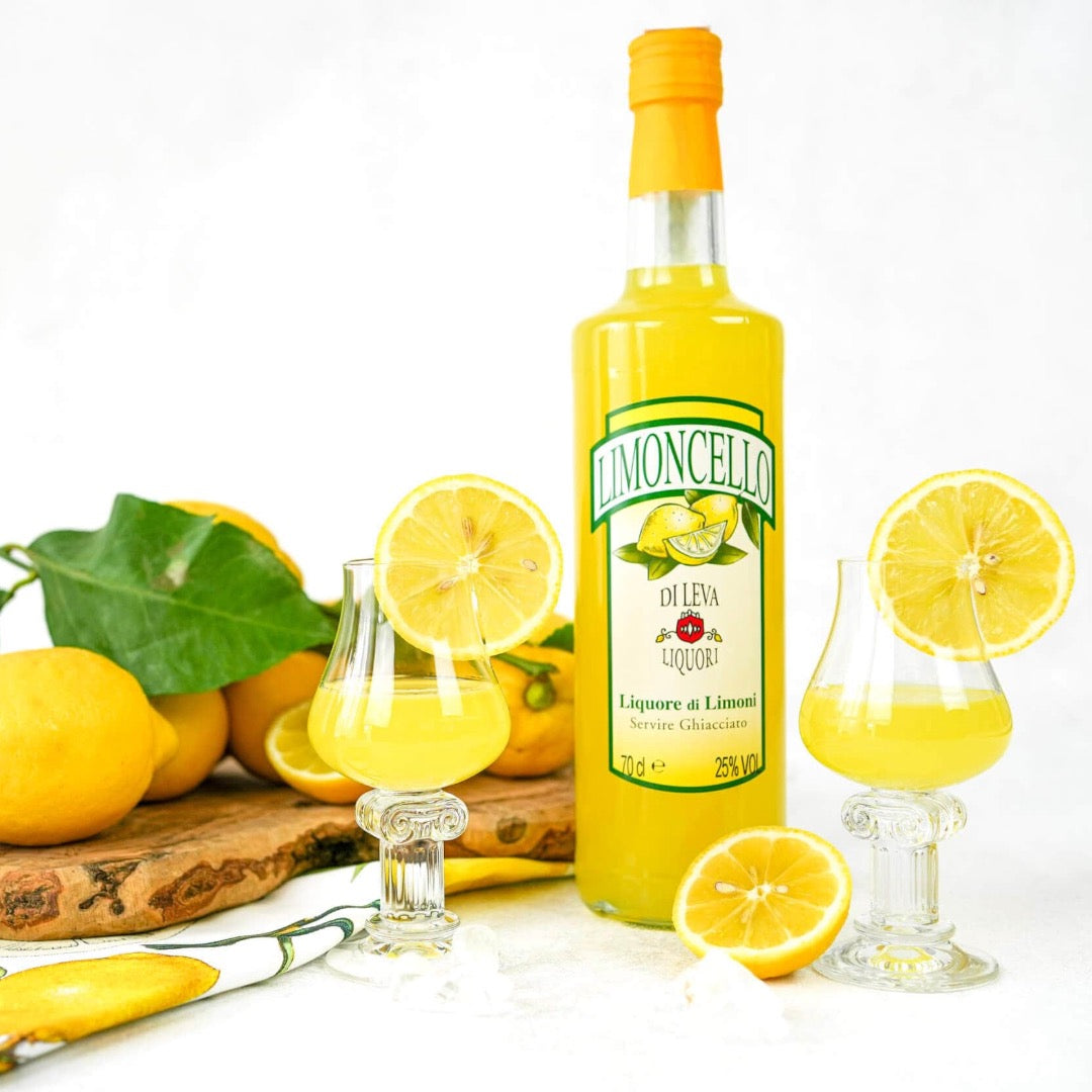 Der Limoncello ist ein Zitronenlikör als Italien und eignet sich perfekt für einen Limoncello Spritz. Jetzt Limoncello kaufen.