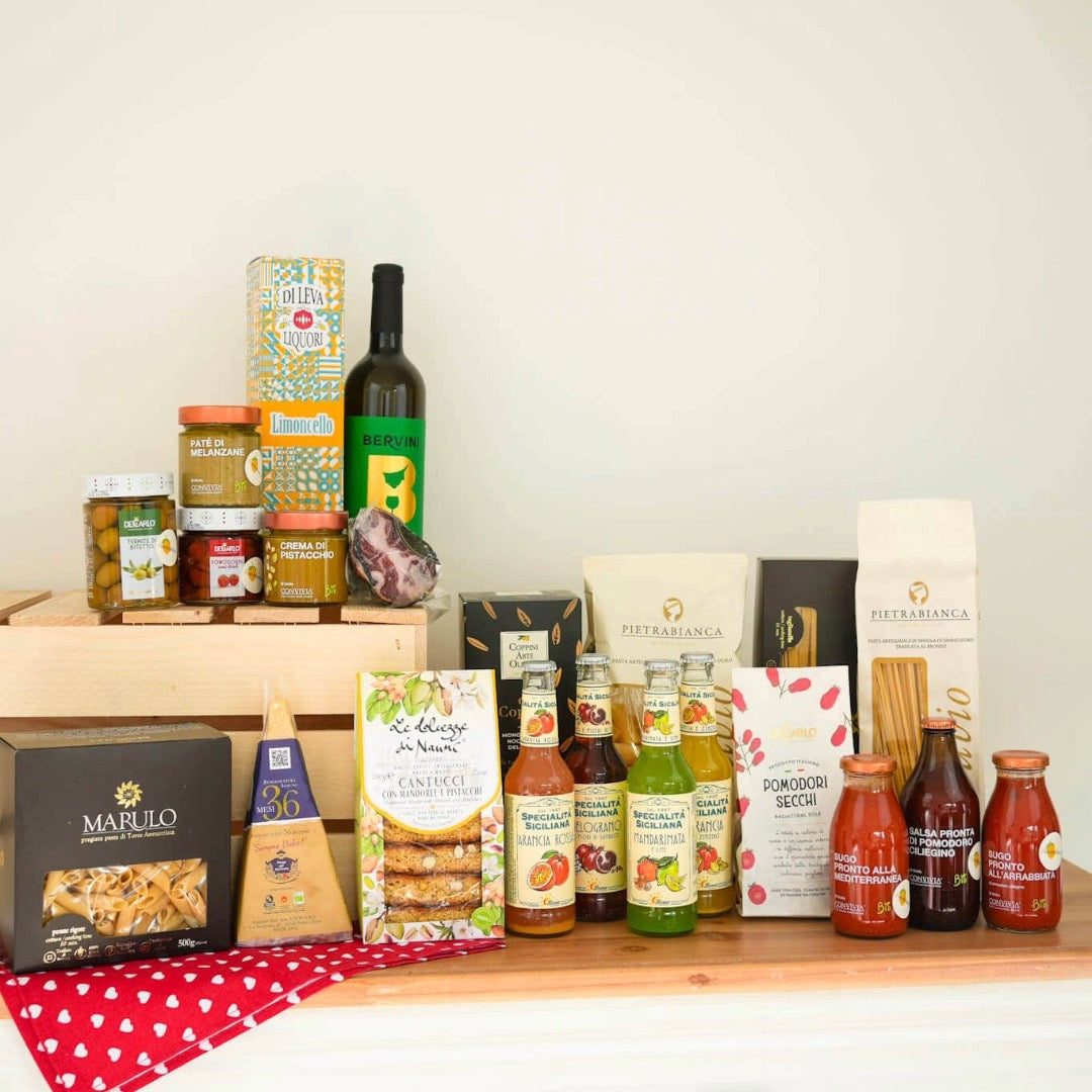 Der Präsentkorb ist ein Genusspaket mit italienischen Spezialitäten.