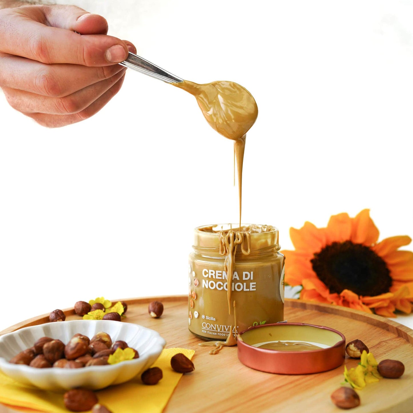 Diese gesunde Haselnusscreme aus nur vier Zutaten, dient als perfekter Nutella Ersatz und kann als Brotaufstrich, zum Backen, für Croissants oder als Topping für Porridge verwendet werden.