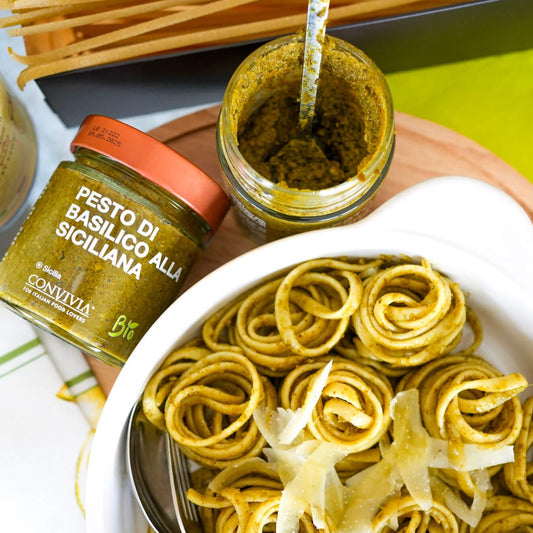Basilikumpesto, ist eine auf Olivenöl, Basilikum und Mandeln basierende Soße, welche aufgrund ihres intensiv krautigen Geschmackes bekannt ist.