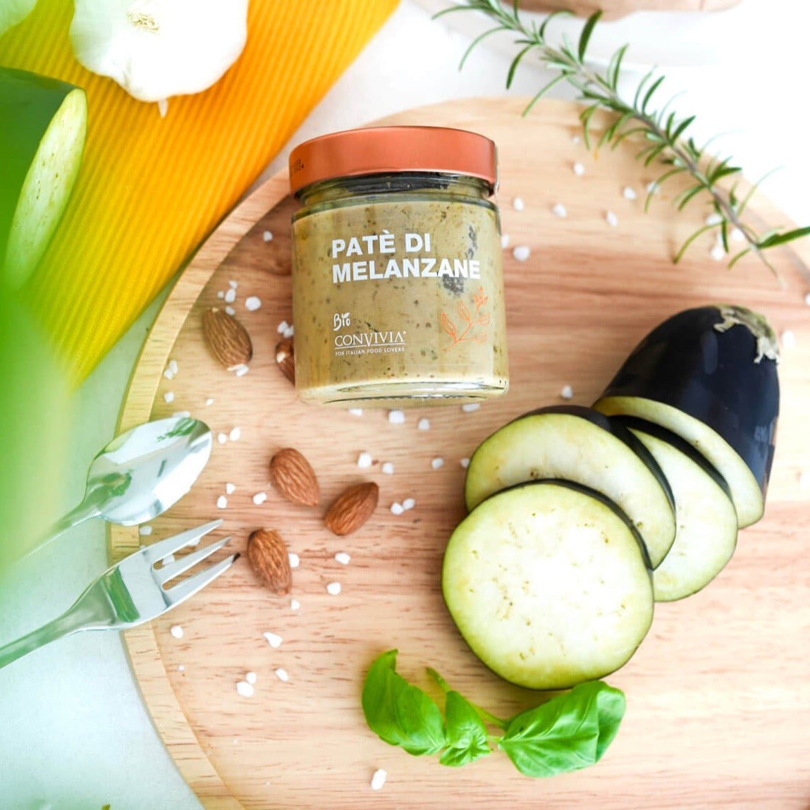 Dieser Auberginenaufstrich schmeckt pikant und kommt aus Sizilien. Der Auberginen Aufstrich schmeckt frisch und wird als Brotaufstrich oder Pesto verwendet.