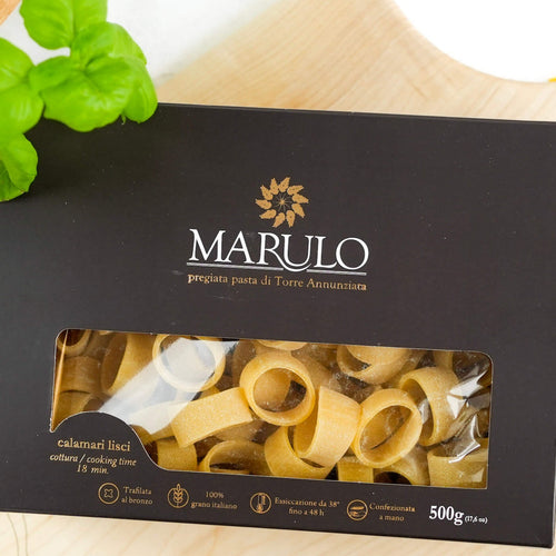 Diese Calamari Pasta hat eine einzigartige runde Form, die in Italien aufgrund ihrer Größe häufig am Familientisch Anwendung findet. Die Calamaretti eignen sich hervorragend für Bolognese Rezepte, Carbonara Rezepte oder Pasta Rezepte mit Gemüse.