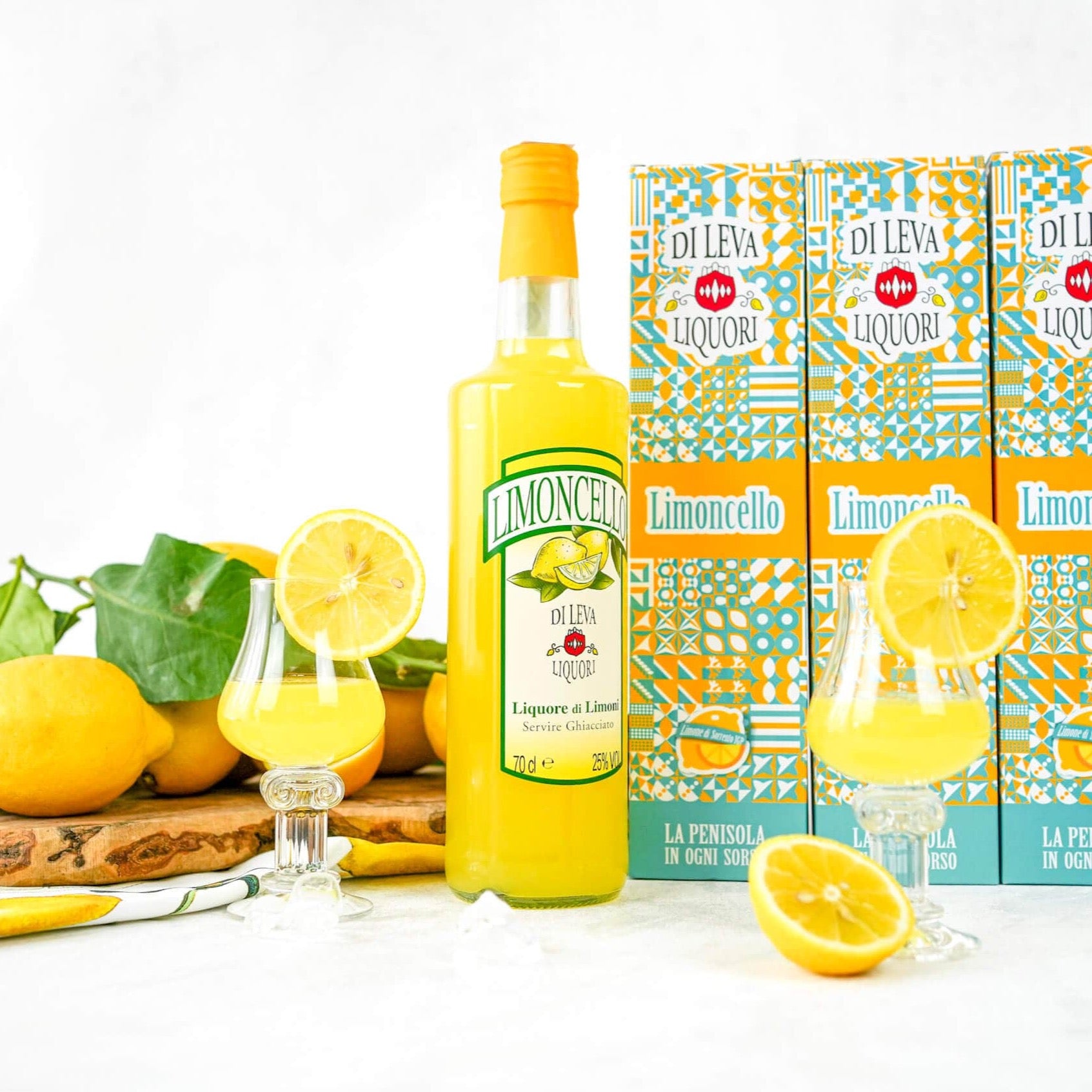 Limoncello ist ein Zitronenlikör, welcher traditionell aus Italien stammt und dort entweder als Digestif oder auch in Form eines Limoncello Spritz angeboten wird. Limoncello kaufen den perfekten Limoncello Spritz genießen.